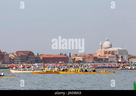 Venedig, Venetien, Italien, 4. Juni 2017. Der Start der 43 Vogalonga Regatta mit einer bunten Vielfalt an verschiedenen Boote Montage in St Marks Becken im frühen Morgenlicht. Die vogalonga, oder lange Zeile, ist nicht eine Rasse, sondern ist eine Förderung der Kunst des Ruderns in Venedig aus, die Schäden durch das Power Boote zu schützen und etwaige Handwerk, das der Mensch ist, mit Strom versorgt. Der Kurs läuft 32 Kilometer rund um die nördliche Lagune zurück zum Canal Grande. Über 1700 Boote beteiligten sich in diesem Jahr aus ganz Europa und es ist eine beliebte Touristenattraktion. Kredit Mary Clarke/Alamy News Live Stockfoto