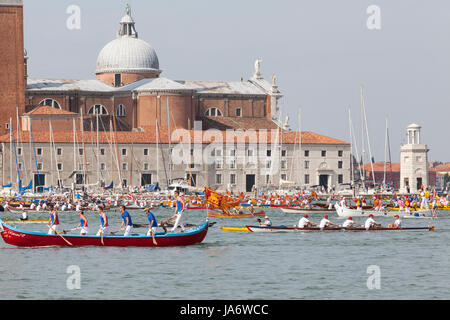 Venedig, Venetien, Italien. 4. Juni 2017. Der Start der 43 Vogalonga Regatta mit der schnelleren Boote mit Teams von ruderern angelaufen vor der Kirche San Giorgio Maggiore als der Starter Waffe abgefeuert wird, der vogalonga, oder lange Zeile, ist nicht eine Rasse, sondern ist eine Förderung der Kunst des Ruderns in Venedig aus, die Schäden durch das Power Boote zu schützen und etwaige Handwerk, das der Mensch ist, mit Strom versorgt. Der Kurs läuft 30 Kilometer rund um die nördliche Lagune zurück zum Canal Grande. Über 1700 Boote aus ganz Europa beteiligen sich an dieser beliebte Touristenattraktion. Kredit Mary Clarke/Alamy Li Stockfoto