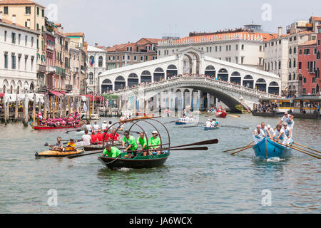 Venedig, Venetien, Italien. Juni 2017. Ziel der 43. Voagalonga-Regatta ist eine ungewöhnliche Ausstattung von bunten Booten, die auf ihrem Weg den Canale Grande hinunter unter der Rialto-Brücke fahren. Im Blick ist eine traditionelle caorlina Lagune Boote, ein Drachenboot, Skulling Teams und Kajaks. Die Vogalonga oder Long Row ist kein Rennen, sondern eine Förderung der Kunst des Rudens in Venedig, um es vor den Schäden von Motorbooten und jedes Schiff, das von Menschen angetrieben wird, kann betreten zu schützen. Die Strecke führt 32 Kilometer nach Burano, bevor es zurück zum Canale Grande geht. Stockfoto