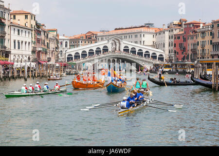 Venedig, Venetien, Italien. 4. Juni 2017. Bunte botas Rudern, den Canale Grande hinab vor der Rialto Brücke am Ende der Regatta 43 Vogalonga in Venedig, In der Innenstadt sind zwei caorlinas, einem traditionellen alten venezianischen Lagune Boot. Die vogalonga, oder lange Zeile, ist nicht eine Rasse, sondern ist eine Förderung der Kunst des Ruderns in Venedig aus, die Schäden durch das Power Boote zu schützen und etwaige Handwerk, das der Mensch ist, mit Strom versorgt. Der Kurs läuft 30 Kilometer rund um die nördliche Lagune zurück zum Canal Grande. Über 1700 Boote aus ganz Europa nahmen an 2017. Kredit Mary Clarke/Alamy L Stockfoto