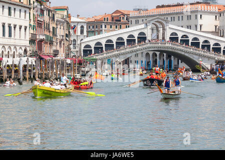 Venedig, Venetien, Italien, 4. Juni 2017. Bunte Auswahl an traditionellen Ruderbooten vorbei unter der Rialto Brücke über den Canal Grande im Ziel der 43 Vogalonga Regatta, der vogalonga, oder lange Zeile, ist nicht eine Rasse, sondern ist eine Förderung der Kunst des Ruderns in Venedig aus, die Schäden durch das Power Boote zu schützen und etwaige Handwerk, das der Mensch ist, mit Strom versorgt. Der Kurs läuft 32 Kilometer rund rund der nördlichen Lagune vor der Rückkehr in den Grand Canal. Kredit Mary Clarke/Alamy leben Nachrichten Stockfoto