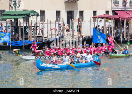 Venedig, Venetien, Italien. Juni 2017. Ein farbenprächtiges Drachenboot nimmt an der 43. Vogalonga Regatta Teil, die neben anderen Booten den Canale Grande hinunter in Richtung Ziel rudert. Die Vogalonga oder Long Row ist kein Rennen, sondern eine Förderung der Kunst des Rudens in Venedig, um es vor den Schäden von Motorbooten und jedes Schiff, das von Menschen angetrieben wird, kann betreten zu schützen. Die Strecke führt 3o Kilometer durch die Laggoon hinaus nach Burano, bevor es über Murano und Cannaregio zum Canale Grande zurückgeht. Über 1700 Boote nahmen 2017 aus ganz Europa Teil. Stockfoto