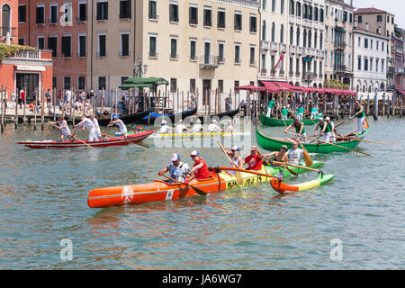 Venedig, Venetien, Italien. 4. Juni 2017. Teilnehmer an der 43. vogalonga Regatta Rudern, den Canale Grande hinab in Richtung Ziellinie in einer Zusammenstellung der Boote. Die vogalonga, oder lange Zeile, ist nicht eine Rasse, sondern ist eine Förderung der Kunst des Ruderns in Venedig aus, die Schäden durch das Power Boote zu schützen und etwaige Handwerk, das der Mensch ist, mit Strom versorgt. Der Kurs läuft 32 Kilometer rund um die nördliche Lagune zurück zum Canal Grande. Credit: Mary Clarke/Alamy leben Nachrichten Stockfoto