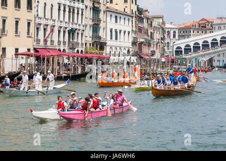 Venedig, Venetien, Italien. 4. Juni 2017. Teams von ruderern in sortierten bunte Boote in der 43 Vogalonga Regatta Rudern, den Canale Grande hinab teilnehmen, nachdem sie unter der Rialtobrücke. Die vogalonga, oder lange Zeile, ist nicht eine Rasse, sondern ist eine Förderung der Kunst des Ruderns in Venedig aus, die Schäden durch das Power Boote zu schützen und etwaige Handwerk, das der Mensch ist, mit Strom versorgt. Der Kurs läuft 30 Kilometer rund um die nördliche Lagune vor der Rückkehr in den Grand Canal. Um 1700 Boote Teil jedes Jahr nehmen, Kredit Mary Clarke/Alamy Live N Stockfoto