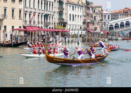 Venedig, Venetien, Italien. 4. Juni 2017. Teilnehmer an der 43. vogalonga Regatta race in Richtung der Leitung in der gondolina entlang des Canal Grande unterhalb der Rialto Brücke. Die vogalonga, oder lange Zeile, ist nicht eine Rasse, sondern ist eine Förderung der Kunst des Ruderns in Venedig aus, die Schäden durch das Power Boote zu schützen und etwaige Handwerk, das der Mensch ist, mit Strom versorgt. Der Kurs läuft 32 Kilometer rund um die nördliche Lagune zurück zum Canal Grande. Credit: Mary Clarke/Alamy leben Nachrichten Stockfoto