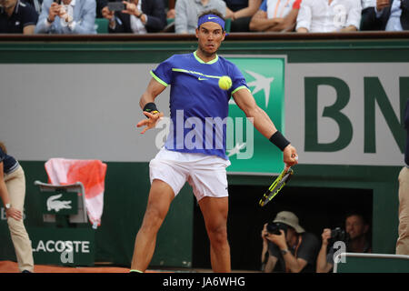 Spanischer Tennisspieler Rafael Nadal ist in Aktion in seinem 1. Vorrundenspiel bei den ATP French Open in Roland Garros Stadium gegen georgische Tennisspieler Nikoloz Basilashvili auf 2. Juni 2017 in Paris, Frankreich. Bildnachweis: YAN LERVAL/AFLO/Alamy Live-Nachrichten Stockfoto