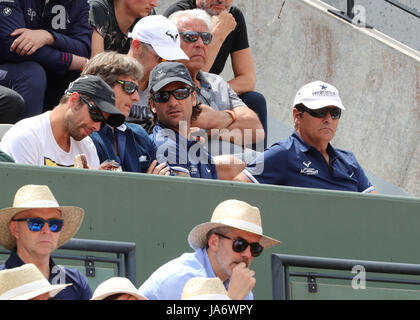 Trainer Carlos Moya zusammen mit Onkel Toni Nadal beobachten spanischer Tennisspieler Rafael Nadal in Aktion während seines Spiels in der 3. Runde des ATP French Open in Roland Garros gegen spanische Spieler Roberto Bautista Agut am 4. Juni 2017 in Paris, Frankreich. Bildnachweis: YAN LERVAL/AFLO/Alamy Live-Nachrichten Stockfoto