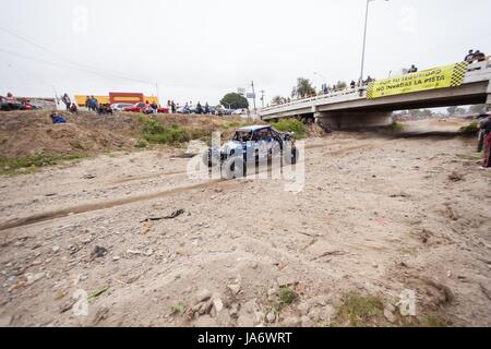 Ensenada, Mexiko. 3. Juni 2017. 49. SCORE Baja 500.as Runde 2 vier-Rennen 2017 SCORE Wüste der Welt-Championship.May 31-Juni 4, 2017Ã' 513,67 Meilen; Ensenada, Baja California, Mexico.Total Einträge: 236 (Stand 02.06.17). (von 28 US-Staaten, Österreich, Australien, Brasilien, Kanada, Dänemark, Ecuador.Germany, Großbritannien, Guatemala, Japan, Mexiko, Niederlande, Spanien). Sehen Sie hier #1212 Martin Lizarraga, 45, Tijuana, Mexiko/Jesse Lopez, Tijuana, Mexiko/Jose Rodriguez, Tijuana, Mexiko / Lupillo Montes, Tijuana, Mexiko, Venegas Credit: Daren Fentiman/ZUMA Draht/Alamy Live News Stockfoto