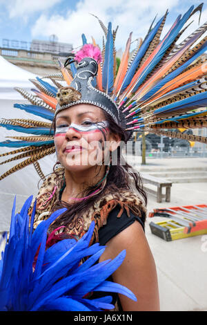 London, Ontario, Kanada. 4. Juni 2017. fiesta London! Mexikanischen Festival der Klänge, Kultur und Essen von Mexiko an die Covent Garden Market, in der Innenstadt von London, Ontario. jährlich statt, das Festival zusammen bringt eine Vielzahl von Darstellern, farbenfrohen folkloristischen Tänzer, Sänger und Unterhaltung aus ganz Lateinamerika. der mexikanischen Azteken weiblichen Volkstänzer Federkopfschmuck tragen Stolz für ein Foto posieren. Credit: Rubens alarcon/alamy leben Nachrichten Stockfoto