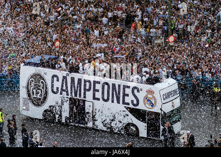 Madrid, Spanien. 4. Juni 2017. Real Madrid-Spieler kommen zum Cibeles-Platz mit Tausenden von Fans für die Feier des 12. Champions-League-Titel in Madrid, Spanien. Bildnachweis: Marcos del Mazo/Alamy Live-Nachrichten Stockfoto