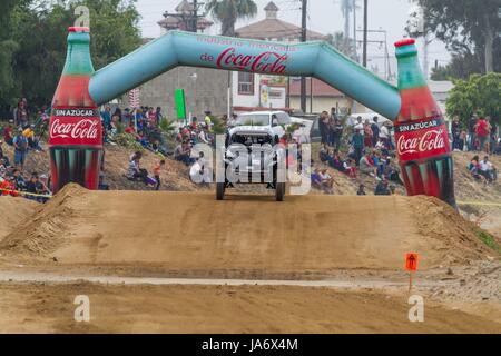 Ensenada, Mexiko. 3. Juni 2017. 49. SCORE Baja 500.as Runde 2 vier-Rennen 2017 SCORE Wüste der Welt-Championship.May 31-Juni 4, 2017Ã' 513,67 Meilen; Ensenada, Baja California, Mexico.Total Einträge: 236 (Stand 02.06.17). (von 28 US-Staaten, Österreich, Australien, Brasilien, Kanada, Dänemark, Ecuador.Germany, Großbritannien, Guatemala, Japan, Mexiko, Niederlande, Spanien). Sehen Sie hier #550 Hector Hurtado, 38, Tijuana, Mexiko/Sergio Lopez/Fernando Flores/Oscar Shacon Credit: Daren Fentiman/ZUMA Draht/Alamy Live News Stockfoto