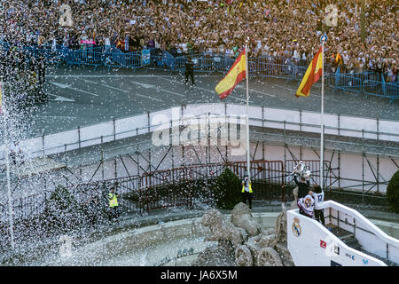 Madrid, Spanien. 4. Juni 2017. Real Madrid-Spieler Sergio Ramos und Marcelo in Cibeles-Platz mit Tausenden von Fans anlässlich des 12. Champions-League-Titel in Madrid, Spanien. Bildnachweis: Marcos del Mazo/Alamy Live-Nachrichten Stockfoto