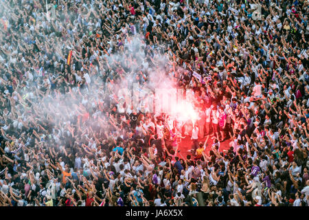 Madrid, Spanien. 4. Juni 2017. Real Madrid Fan mit einer Fackel anlässlich des 12. Champions-League-Titel in Cibeles-Platz in Madrid, Spanien. Bildnachweis: Marcos del Mazo/Alamy Live-Nachrichten Stockfoto