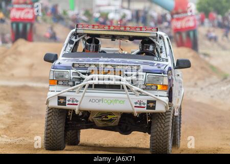 Ensenada, Mexiko. 3. Juni 2017. 49. SCORE Baja 500.as Runde 2 vier-Rennen 2017 SCORE Wüste der Welt-Championship.May 31-Juni 4, 2017Ã' 513,67 Meilen; Ensenada, Baja California, Mexico.Total Einträge: 236 (Stand 02.06.17). (von 28 US-Staaten, Österreich, Australien, Brasilien, Kanada, Dänemark, Ecuador.Germany, Großbritannien, Guatemala, Japan, Mexiko, Niederlande, Spanien). Sehen Sie hier #8125 Cooper Reynolds Brutto, 34, Los Angeles/Jeffery Earhart, 38, Los Angeles/John Searle, 36, Cleveland, Ohio, Ford f-150 Credit: Daren Fentiman/ZUMA Draht/Alamy Live News Stockfoto