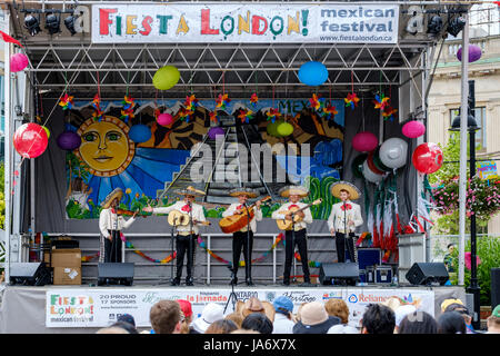 Live-Musik. Traditionelle Mariachi-Band, die Live-Musik auf der Bühne des Fiesta London spielt! Mexikanisches Festival, Mariachi-Gruppe, Mariachi-Musiker, traditionelle mexikanische Musik, Gruppe von fünf mexikanischen Musikern, die mexikanische Sombreros tragen und Mariachi-Instrumente spielen. Stockfoto