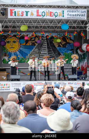 Live-Musik. Traditionelle Mariachi-Band, die Live-Musik auf der Bühne des Fiesta London spielt! Mexikanisches Festival, Mariachi-Gruppe, Mariachi-Musiker, traditionelle mexikanische Musik, Gruppe von fünf mexikanischen Musikern, die mexikanische Sombreros tragen und Mariachi-Instrumente spielen. Stockfoto