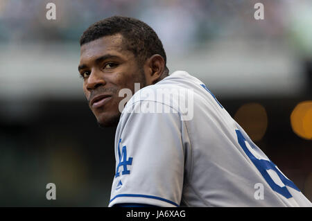 Milwaukee, WI, USA. 3. Juni 2017. Los Angeles Dodgers Recht Fielder Yasiel Puig #66 während der Major League Baseball Spiel zwischen den Milwaukee Brewers und den Los Angeles Dodgers im Miller Park in Milwaukee, Wisconsin. John Fisher/CSM/Alamy Live-Nachrichten Stockfoto