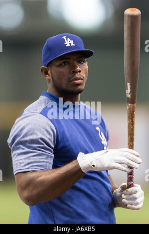 Milwaukee, WI, USA. 3. Juni 2017. Los Angeles Dodgers Recht Fielder Yasiel Puig #66 vor dem Hauptliga-Baseball-Spiel zwischen den Milwaukee Brewers und den Los Angeles Dodgers im Miller Park in Milwaukee, Wisconsin. John Fisher/CSM/Alamy Live-Nachrichten Stockfoto