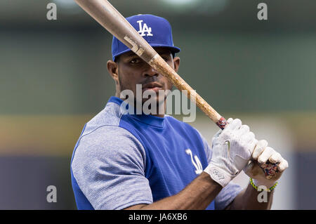 Milwaukee, WI, USA. 3. Juni 2017. Los Angeles Dodgers Recht Fielder Yasiel Puig #66 vor dem Hauptliga-Baseball-Spiel zwischen den Milwaukee Brewers und den Los Angeles Dodgers im Miller Park in Milwaukee, Wisconsin. John Fisher/CSM/Alamy Live-Nachrichten Stockfoto