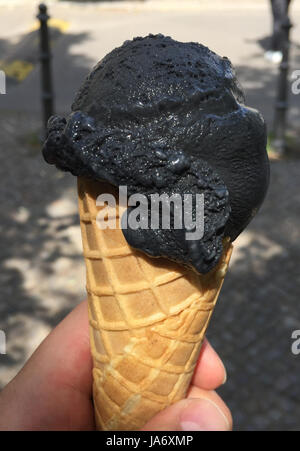 Berlin, Deutschland. 31. Mai 2017. Eine Kugel "Darkside", schwarze Vanille-Eis, fotografiert in Berlin, Deutschland, 31. Mai 2017. Foto: Gregor Tholl, Dpa/Alamy Live News Stockfoto