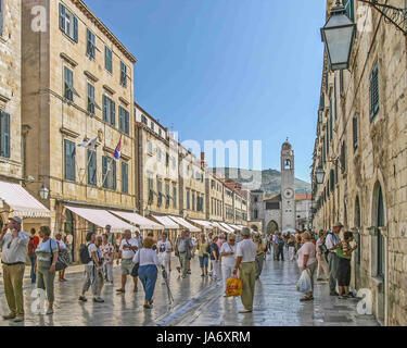 5. Oktober 2004 - Dubrovnik, Dubrovnik-Neretva County, Kroatien - Touristen füllen der Stradun (oder Placa). Die Kalkstein-gepflasterte Fußgängerzone Hauptstraße von der historischen Altstadt von Dubrovnik, gesäumt von Geschäften und Restaurants, ist umgeben von massiven mittelalterlichen Steinmauern. An der Adria im Süden Kroatiens ist Dubrovnik ein UNESCO-Weltkulturerbe und ein Top-Reiseziel. Die Stadt Uhr und Glockenturm ist in der Ferne sehen. Bildnachweis: Arnold Drapkin/ZUMA Draht/Alamy Live-Nachrichten Stockfoto