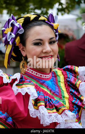 London, Ontario, Kanada. 4. Juni 2017. fiesta London! Mexikanischen Festival der Klänge, Kultur und Essen von Mexiko an die Covent Garden Market, in der Innenstadt von London, Ontario. jährlich statt, das Festival zusammen bringt eine Vielzahl von Darstellern, farbenfrohen folkloristischen Tänzer, Sänger und Unterhaltung aus ganz Lateinamerika. mexikanische Volkstänzer für ein Foto, die traditionelle Kopfbedeckung und Kleid posiert. Credit: Rubens alarcon/alamy leben Nachrichten Stockfoto