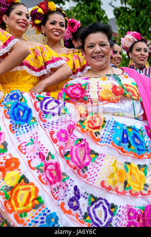 Eine Gruppe mexikanischer Mariachi-Tänzerinnen, die mexikanische traditionelle sinaloa-Kleider tragen, gelbe Kleider tragen, Mexikos kulturelles Erbe feiern, Folkloretanz, Gruppenfoto, vor die Kamera schauen. Stockfoto