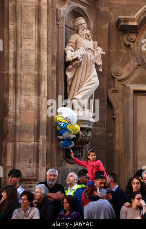 Sizilien, Trapani, Zuschauer am Karfreitag Geheimnis Prozession la processione dei Misteri, Statue in der Kirche Chiesa del Purgatorio Stockfoto