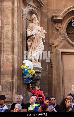 Sizilien, Trapani, Zuschauer am Karfreitag Geheimnis Prozession La Processione dei Misteri, Statue in der Kirche Chiesa del Purgatorio Stockfoto