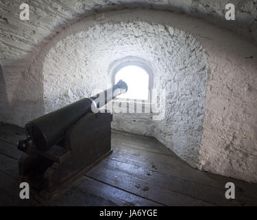 August 3, 2017 - Trondheim, Norwegen Trondelag, - eine renovierte Schlacht Kanone sitzt entlang der Schlacht von Kristiansten Festung im Zentrum von Trondheim. - - - - - - - - - - - - Trondheim, Norwegen, eine Stadt von etwa 190.000 Menschen, ist die drittgrößte Stadt in Norwegen nach Oslo und Bergen. Im Zentrum von Norwegen, Trondheim begann als eine Siedlung in über 997 AD und war das Zentrum der Wikinger Kultur in Skandinavien. Entlang des Flusses Nidelva Trondheim Fjord, der die Stadt in zwei Hälften teilt vor dem Einspeisen in das Meer. Trondheim war das Zentrum der Unified Norwegen Anfang mit Knick Olav Haraldsson, La Stockfoto