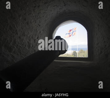 August 3, 2017 - Trondheim, Norwegen Trondelag, - eine renovierte Schlacht Kanone sitzt entlang der Schlacht von Kristiansten Festung im Zentrum von Trondheim. - - - - - - - - - - - - Trondheim, Norwegen, eine Stadt von etwa 190.000 Menschen, ist die drittgrößte Stadt in Norwegen nach Oslo und Bergen. Im Zentrum von Norwegen, Trondheim begann als eine Siedlung in über 997 AD und war das Zentrum der Wikinger Kultur in Skandinavien. Entlang des Flusses Nidelva Trondheim Fjord, der die Stadt in zwei Hälften teilt vor dem Einspeisen in das Meer. Trondheim war das Zentrum der Unified Norwegen Anfang mit Knick Olav Haraldsson, La Stockfoto