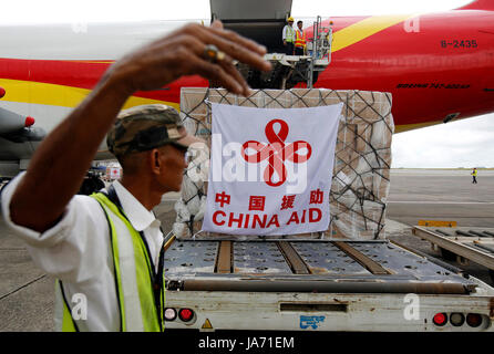 Yangon, Myanmar. 24 Aug, 2017. Arbeiter in China Soforthilfe gegen die saisonale Influenza A/H1N1 aus einem Flugzeug am internationalen Flughafen Yangon In Yangon, Myanmar, Aug 24, 2017 entladen. China bereitgestellten Soforthilfe der Impfstoff gegen die Schweinegrippe nach Myanmar am Donnerstag. Der Impfstoff und andere medizinische Geräte im Wert von 25 Millionen Yuan (3,73 Millionen US-Dollar) wurden auf das Myanmar Seite an der Yangon International Airport, übergeben. Credit: U Aung/Xinhua/Alamy leben Nachrichten Stockfoto