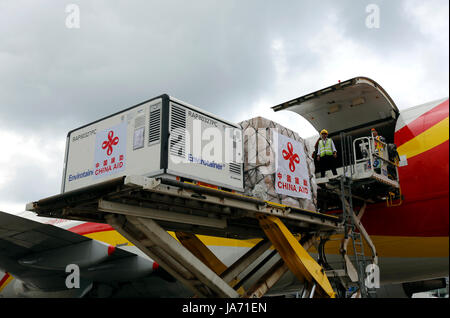 Yangon, Myanmar. 24 Aug, 2017. Arbeiter in China Soforthilfe gegen die saisonale Influenza A/H1N1 aus einem Flugzeug am internationalen Flughafen Yangon In Yangon, Myanmar, Aug 24, 2017 entladen. China bereitgestellten Soforthilfe der Impfstoff gegen die Schweinegrippe nach Myanmar am Donnerstag. Der Impfstoff und andere medizinische Geräte im Wert von 25 Millionen Yuan (3,73 Millionen US-Dollar) wurden auf das Myanmar Seite an der Yangon International Airport, übergeben. Credit: U Aung/Xinhua/Alamy leben Nachrichten Stockfoto