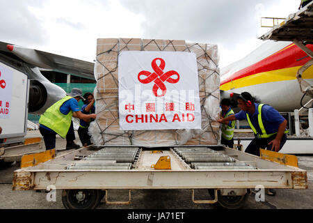 Yangon, Myanmar. 24 Aug, 2017. Arbeiter in China Soforthilfe gegen die saisonale Influenza A/H1N1 aus einem Flugzeug am internationalen Flughafen Yangon In Yangon, Myanmar, Aug 24, 2017 entladen. China bereitgestellten Soforthilfe der Impfstoff gegen die Schweinegrippe nach Myanmar am Donnerstag. Der Impfstoff und andere medizinische Geräte im Wert von 25 Millionen Yuan (3,73 Millionen US-Dollar) wurden auf das Myanmar Seite an der Yangon International Airport, übergeben. Credit: U Aung/Xinhua/Alamy leben Nachrichten Stockfoto