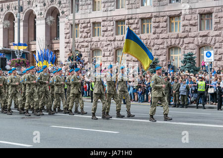 Kiew, Ukraine. 24 August, 2017. Feier zum Tag der Unabhängigkeit der Ukraine mit militärischen Parade im Zentrum der Stadt Credit: maksym Dragunov/Alamy leben Nachrichten Stockfoto