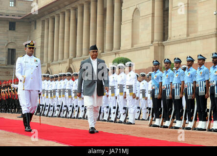 New Delhi, Indien. 24 Aug, 2017. Besuchen nepalesischen Ministerpräsidenten Sher Bahadur Deuba (C) prüft Indischen Ehrengarde während der feierlichen Empfang am Indischen Präsidentenpalast in Neu Delhi, Indien, Nov. 24, 2017. Credit: Stringer/Xinhua/Alamy leben Nachrichten Stockfoto