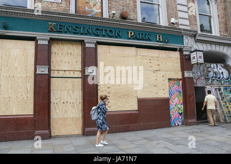 London, Großbritannien. 24 Aug, 2017. Einer Kneipe in Ladbroke Grove bestieg als Business sind Eigenschaften sind bei temporären Horten in Vorbereitung der Notting Hill Carnival geschützt als 1 Millionen Feiernden erwartet für den 3 Tag Street Festival in den Straßen von Notting Hill West London, feiert der karibischen Kultur durch die British West Indian Community Kredit zu steigen sind: Amer ghazzal/Alamy leben Nachrichten Stockfoto