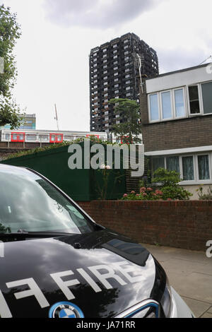 London, Großbritannien. 24 Aug, 2017. Notting Hill Carnival der schrecklichen Tragödie von Grenfell Turm mit einer Schweigeminute markieren als der Turm in der Nähe der Notting Hill Carnival Route Kredit liegt: Amer ghazzal/Alamy leben Nachrichten Stockfoto