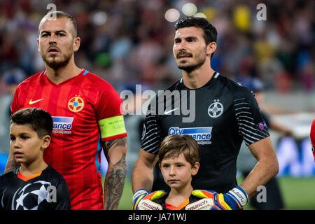 Bukarest, Rumänien. 23 Aug, 2017. 23. August 2017: Denis Alibec #7 Der FCSB Bukarest und Florin Nita #1 von FCSB Bukarest während der UEFA Champions League 2017-2018, Play-Offs 2. Bein Spiel zwischen FCSB Bukarest (ROU) und Sporting Clube de Portugal Lissabon (POR) auf nationaler Arena, Bukarest, Rumänien ROU. Foto: Cronos/Catalin Soare Credit: Cronos/Alamy leben Nachrichten Stockfoto