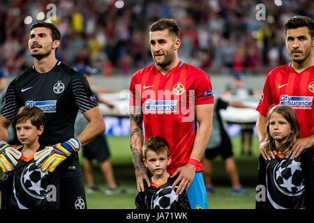 Bukarest, Rumänien. 23 Aug, 2017. 23. August 2017: Florin Nita #1 von FCSB Bukarest, Ovidiu Popescu #23 Der FCSB Bukarest während der UEFA Champions League 2017-2018, Play-Offs 2. Bein Spiel zwischen FCSB Bukarest (ROU) und Sporting Clube de Portugal Lissabon (POR) auf nationaler Arena, Bukarest, Rumänien ROU. Foto: Cronos/Catalin Soare Credit: Cronos/Alamy leben Nachrichten Stockfoto