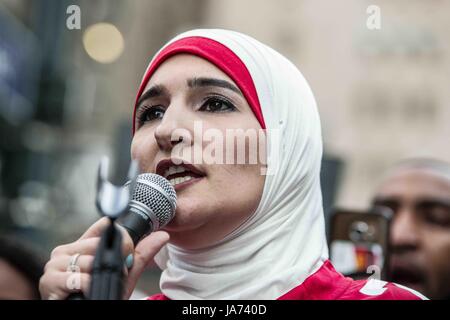 August 23, 2017 - New York City, New York, Vereinigte Staaten von Amerika - Linda Sarsour auf der Bühne. New Yorker sammelten sich hinter Jetzt - unsigned NFL Spieler Colin Kaepernick, die während des Singens der US-Nationalhymne seit 2016 sitzen geblieben ist. Kaepernick hat erklärt "Ich stelle mich doch nicht zu stehen, stolz auf eine Flagge für ein Land, das unterdrückt, schwarze Menschen und Menschen von Farbe zu zeigen. â€Kaepernick seine freie Agentur Option mit der San Francisco 49ers ausgeübt und bleibt ohne Vorzeichen, die einige als ein Zeichen für eine blacklisting in der NFL sehen. Anrufe gegen Verizon wurden auch aufgrund seiner 130 Millionen in Stockfoto