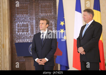 Bukarest, Rumänien. 24 Aug, 2017. Der französische Präsident Emmanuel Längestrich und der rumänische Präsident Klaus 26,13 auf der gemeinsamen Pressekonferenz in Cotroceni. Stockfoto