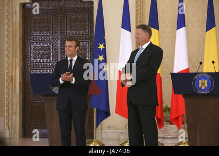 Bukarest, Rumänien. 24 Aug, 2017. Der französische Präsident Emmanuel Längestrich und der rumänische Präsident Klaus 26,13 auf der gemeinsamen Pressekonferenz in Cotroceni. Stockfoto