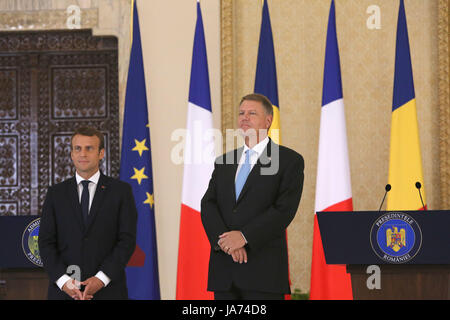 Bukarest, Rumänien. 24 Aug, 2017. Der französische Präsident Emmanuel Längestrich und der rumänische Präsident Klaus 26,13 auf der gemeinsamen Pressekonferenz in Cotroceni. Stockfoto