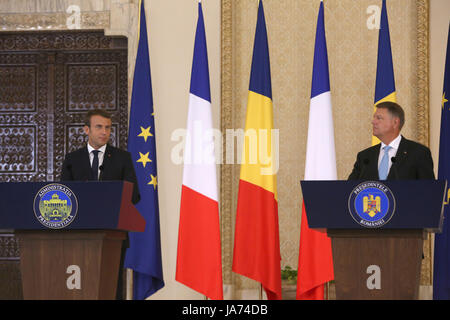 Bukarest, Rumänien. 24 Aug, 2017. Der französische Präsident Emmanuel Längestrich und der rumänische Präsident Klaus 26,13 auf der gemeinsamen Pressekonferenz in Cotroceni. Stockfoto