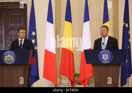 Bukarest, Rumänien. 24 Aug, 2017. Der französische Präsident Emmanuel Längestrich und der rumänische Präsident Klaus 26,13 auf der gemeinsamen Pressekonferenz in Cotroceni. Stockfoto