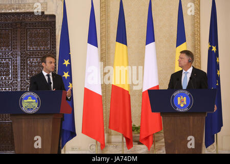 Bukarest, Rumänien. 24 Aug, 2017. Der französische Präsident Emmanuel Längestrich und der rumänische Präsident Klaus 26,13 auf der gemeinsamen Pressekonferenz in Cotroceni. Stockfoto