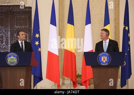 Bukarest, Rumänien. 24 Aug, 2017. Der französische Präsident Emmanuel Längestrich und der rumänische Präsident Klaus 26,13 auf der gemeinsamen Pressekonferenz in Cotroceni. Stockfoto