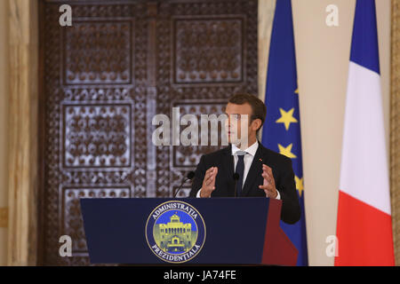 Bukarest, Rumänien. 24 Aug, 2017. Der französische Präsident Emmanuel Längestrich spricht während der Pressekonferenz mit seinem Rumänischen Amtskollegen in Cotroceni. Längestrich startet in Rumänien die dreitägige Tour in Mittel- und Osteuropa. Stockfoto