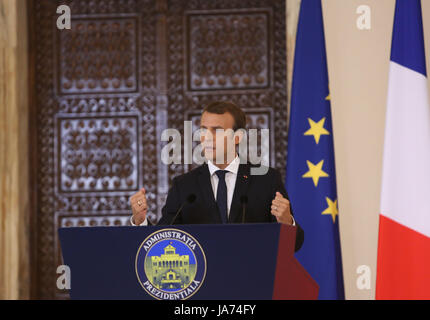 Bukarest, Rumänien. 24 Aug, 2017. Der französische Präsident Emmanuel Längestrich spricht während der Pressekonferenz mit seinem Rumänischen Amtskollegen in Cotroceni. Längestrich startet in Rumänien die dreitägige Tour in Mittel- und Osteuropa. Stockfoto